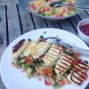 Parelcouscous-salade met watermeloen, gegrilde haloumi en pittige saus