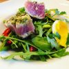 Verse tonijn met verse kruiden op lauwwarme salade