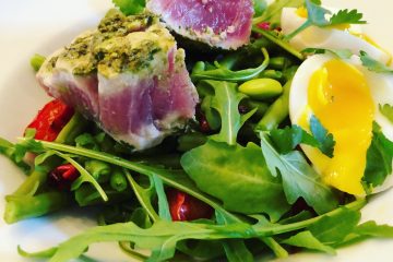 Verse tonijn met verse kruiden op lauwwarme salade
