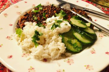 Linzencurry met rijst, komkommersalade en dikke yoghurt
